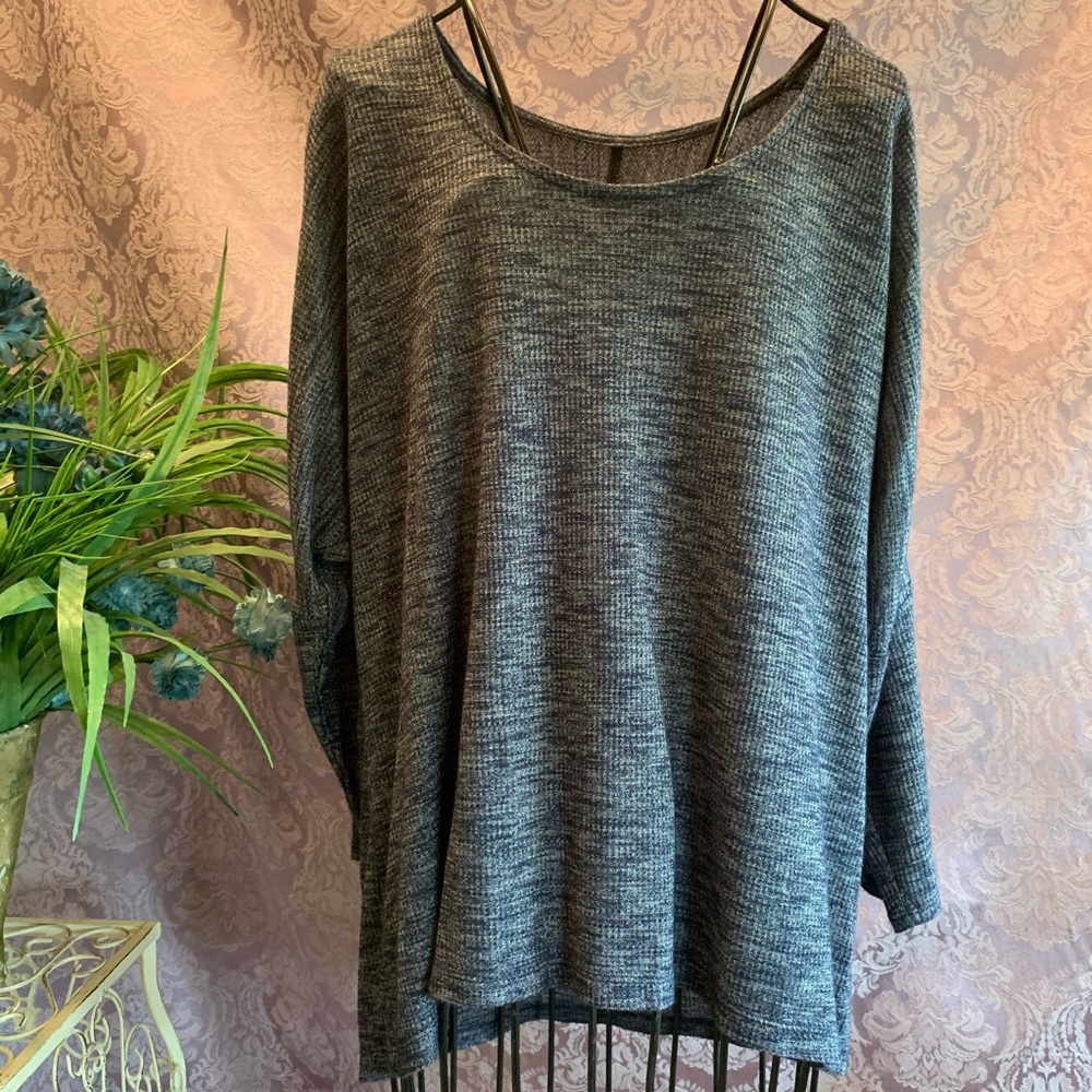 Stylus Lightweight Knit Sweater Blue and White Marled 3/4 Batwing Tapered Sleeve